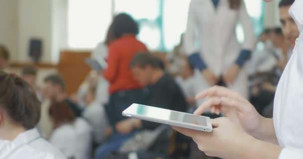Tıp Öğrencisinin Elinde Tablet Bilgisayar — Stok video