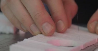 Köpük Plastikten Minik Şekilleri Kesme