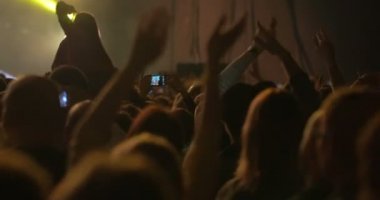 Smartphone 'da Konser Fotoğrafları Çeken Adam