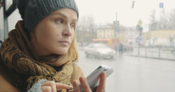 Mulher mensagens de texto no telefone celular durante o passeio de ônibus na cidade — Vídeo de Stock