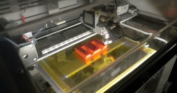 3D-printer maken van letter E — Stockvideo