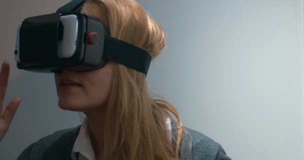 Žena v brýlích virtuální reality — Stock video