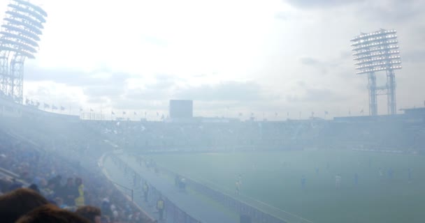 Partido de fútbol con stands llenos de fans — Vídeo de stock