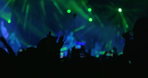 Люди слухають музичний гурт на концерті — стокове відео