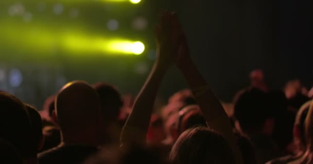 Woman applauding among the crowd — Stockvideo