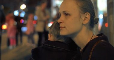 Anne sokakta bir çocuk teselli