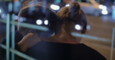Büyük şehirde otobüs bekleyen çocuk ve anne