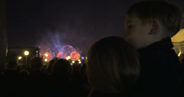 Matka i syn oglądanie Firework — Wideo stockowe