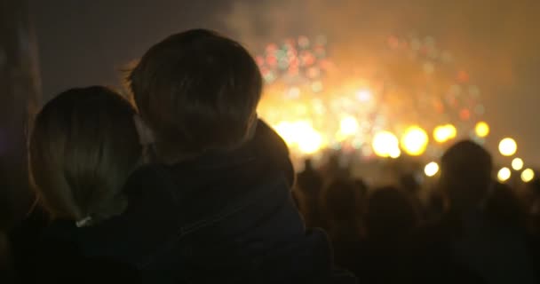 Madre e hijo pequeño viendo fuegos artificiales — Vídeos de Stock