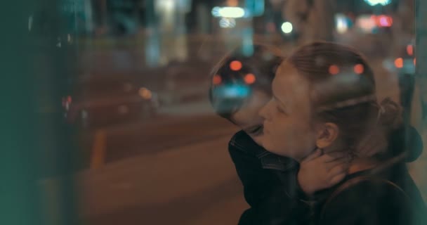 バスを待っている間に母を抱きしめる少年 — ストック動画