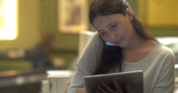 Noche con teléfono y tableta PC en la cafetería — Vídeo de stock