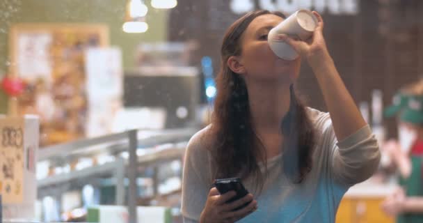 Mulher com Smartphone em Coffee Shop — Vídeo de Stock