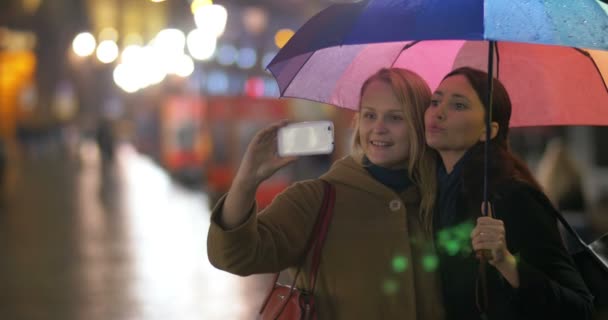 Kobieta robi selfie pod tęczowym parasolem — Wideo stockowe