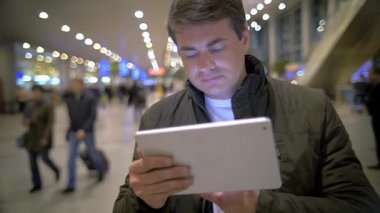Havaalanı veya Demiryolu Terminalinde Tablet Pc ile Man