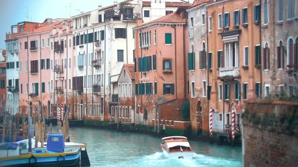 Моторний човен вітрильник уздовж водного каналу у Венеції, Італія. — стокове відео