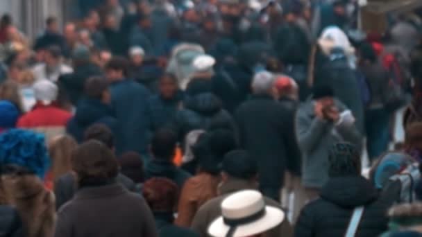 La gente de la ciudad caminando en día frío — Vídeo de stock