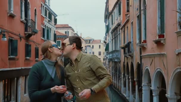 Casal em máscaras venezianas jogando Confetti — Vídeo de Stock