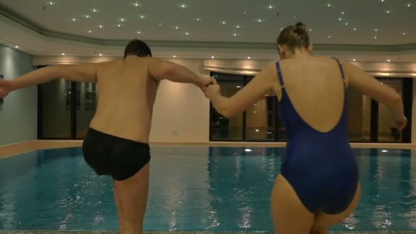 Pessoas pulando para a piscina — Vídeo de Stock