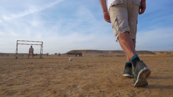 Intento de goles en el fútbol de playa — Vídeos de Stock