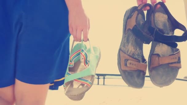 De behöver inte sandaler på den varma stranden sand — Stockvideo