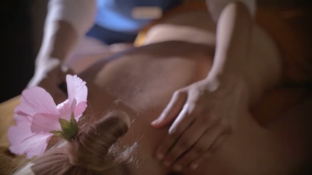 Mulher recebendo relaxante massagem nas costas — Vídeo de Stock
