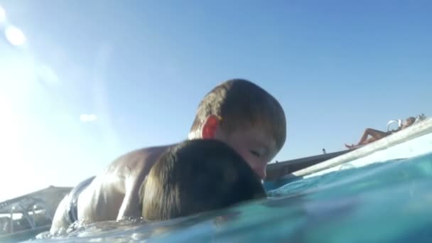 Se divierten buceando juntos en la piscina — Vídeo de stock