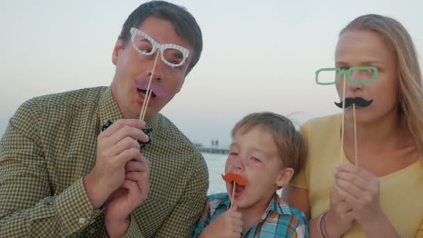 Rodina tří s hipsterovou sklenicemi a knírem — Stock video