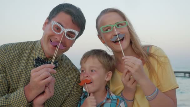 Szczęśliwa rodzina z akcesoriami Hipster na zewnątrz — Wideo stockowe
