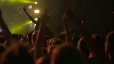 İzleyiciler favori müzik ile el sallayarak