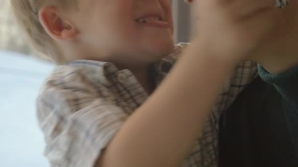Lilla barn som omfamnar mor i tåg — Stockvideo