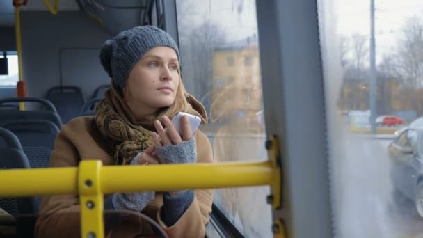 Femme avec Smartphone Monter un bus — Video