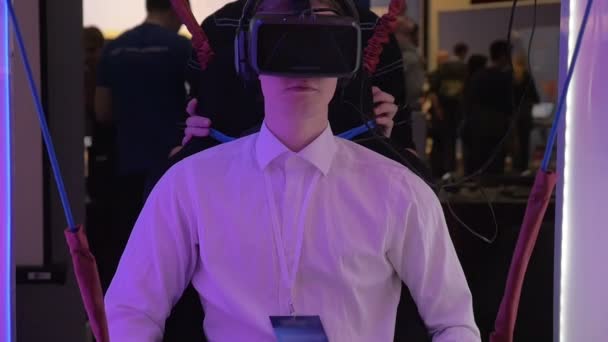 Άνθρωπος προσπαθεί εικονική πραγματικότητα έλξη — Αρχείο Βίντεο