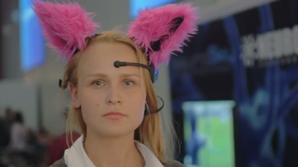Woman in brain-controlled cat ears — 图库视频影像