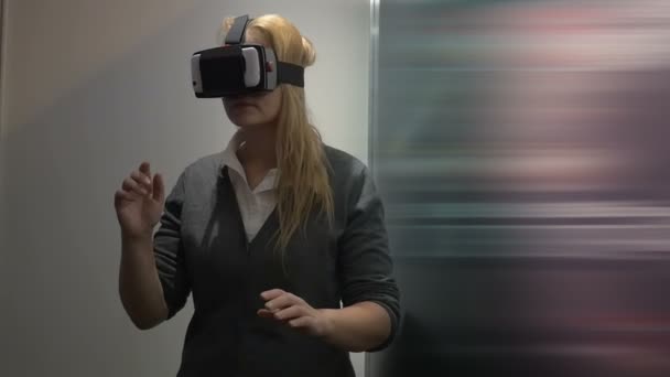 Reisen im virtuellen Raum mit speziellem Headset — Stockvideo