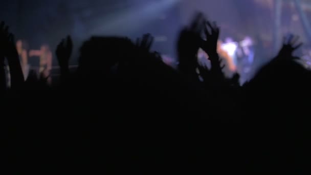 Aficionados saludando las manos en concierto — Vídeo de stock