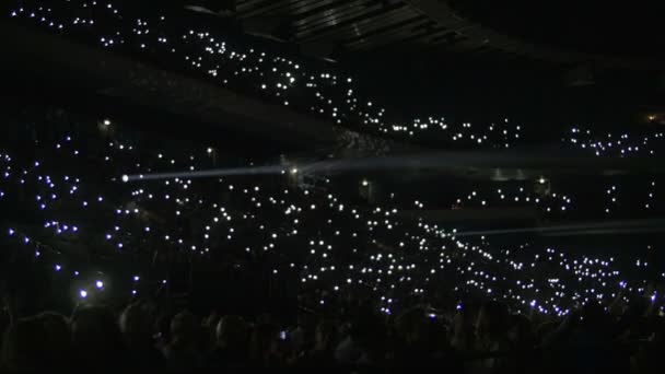 Mensen met verlichtings lampen op stadion stand — Stockvideo