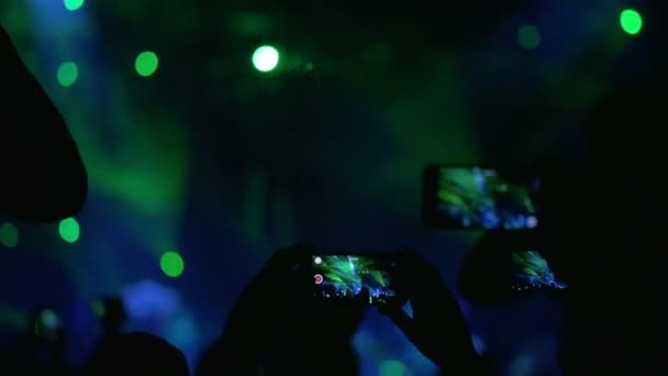 人们在智能手机上拍摄性能 — 图库视频影像