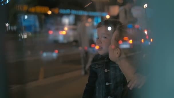 Mujer y niño esperando un autobús — Vídeo de stock