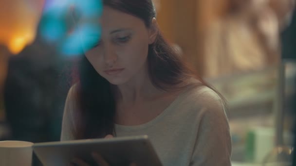 Frau surft im Internet auf Pad in Café — Stockvideo