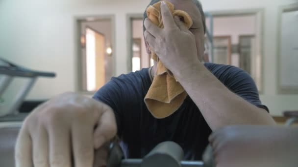 Er wurde müde nach dem Training im Fitnesscenter — Stockvideo