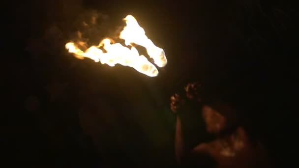 Fire-Breather Haciendo Explosión de Fuego — Vídeos de Stock