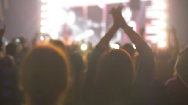 Människor med resten om natten konserten — Stockvideo