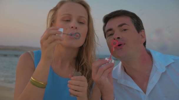 Deux amis soufflant des bulles de savon — Video