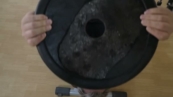 Hombre haciendo ejercicio con placa de peso en el gimnasio — Vídeos de Stock