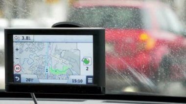 GPS aygıtındaki yolu takip eden sürücü