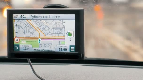 GPS устройство, показывающее путь к месту назначения — стоковое видео