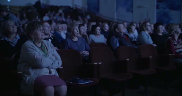Зрители в зале темного кино — стоковое видео