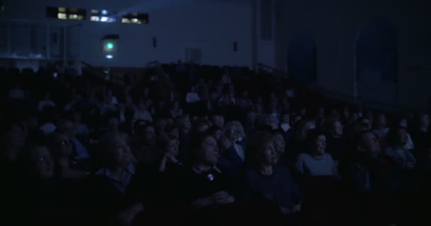 Disfrutando de la película en la película — Vídeos de Stock