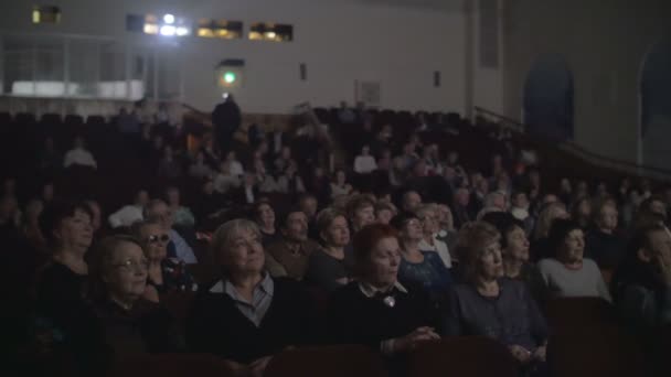 Pessoas capturadas a cada momento do filme — Vídeo de Stock