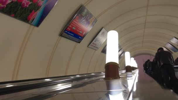 Moskova metro yürüyen merdiven üzerinde sürme — Stok video